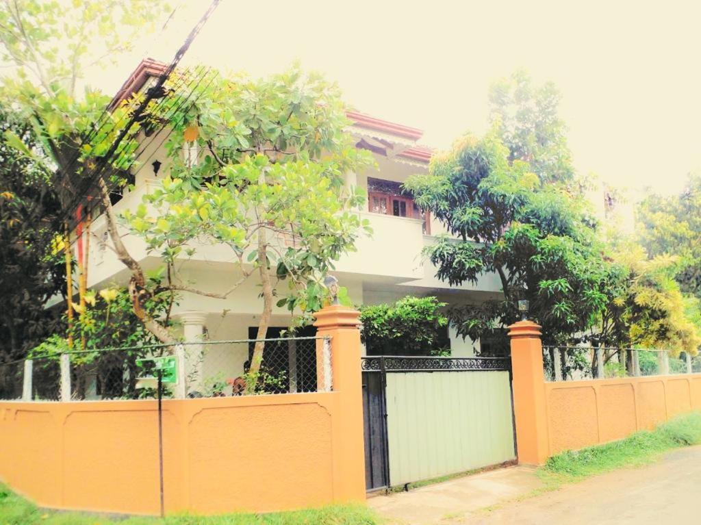 The Tourist Balcony Apartment Negombo Bagian luar foto