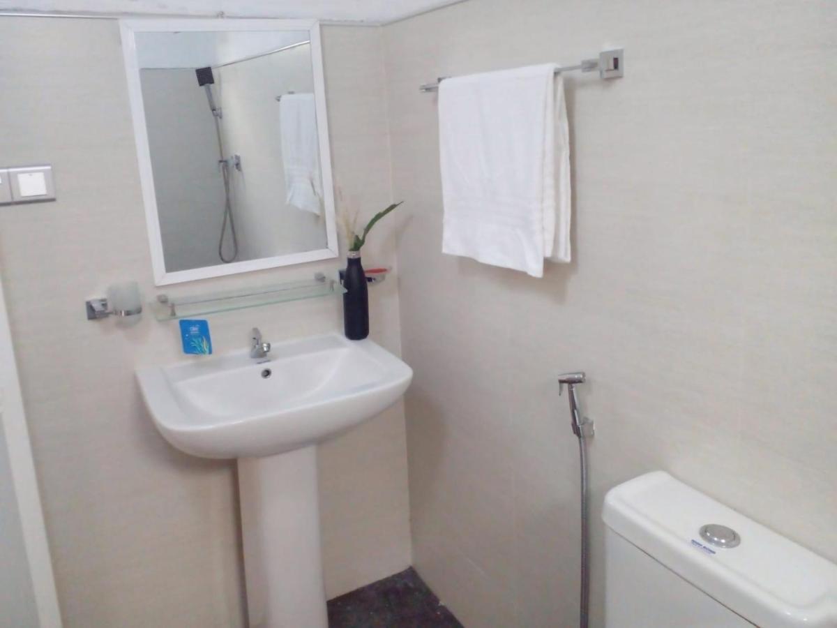 The Tourist Balcony Apartment Negombo Bagian luar foto
